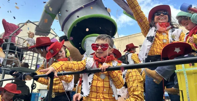 photo  meilleur spot pour couvrir les visiteurs de confettis : être perché sur un char !  &copy;  ouest-france 