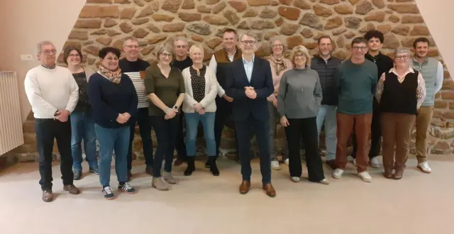 photo  les candidats qui entourent laurent paris, tête de liste à rouillon (sarthe) pour les municipales 2026. manquent sur la photo : franck gilard, pascale verdier et alison boittiaux.  &copy;  ouest-france 
