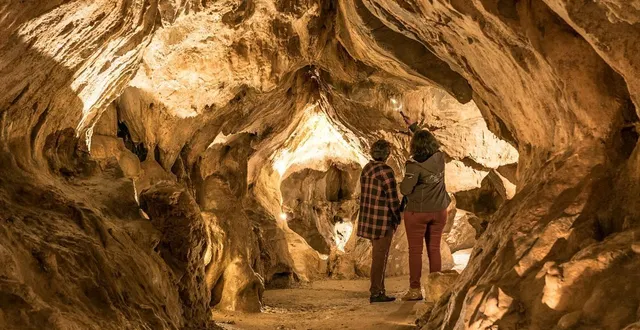 photo  la grotte margot est ornée de peintures rupestres tel que des bisons.  &copy;  sarah veysseyre tourisme mayenne 