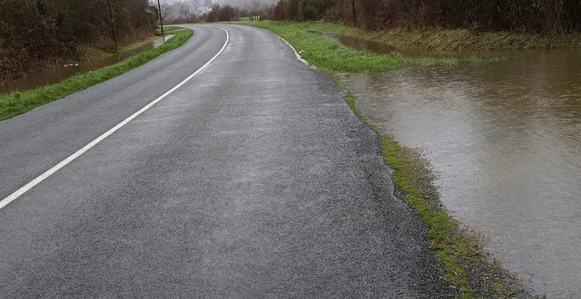 photo  la d107 e, entre cantenay-epinard et montreuil-juigné, devrait être fermée d’ici la fin de journée compte tenu de la montée des eaux.  &copy;  document remis 