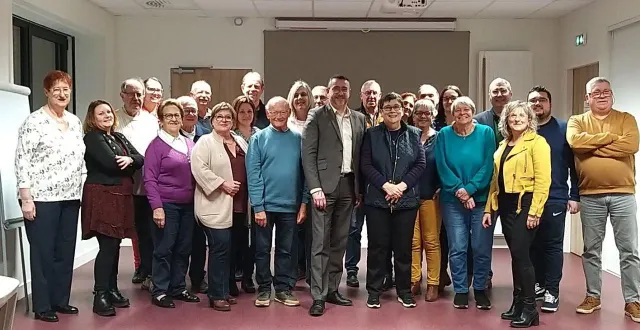photo  une partie des membres de la liste de jean-yves lecoq, maire sortant de mulsanne, pour les élections municipales de mars 2026.  &copy;  ouest-france 