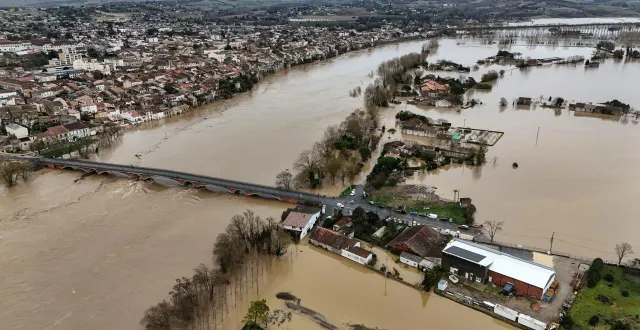 photo  sur cette photo aérienne du 13 février 2026, on voit clairement la garonne déborder de son lit au niveau de la commune de tonneins, dans le lot-et-garonne.  &copy;  christophe archambault / afp 