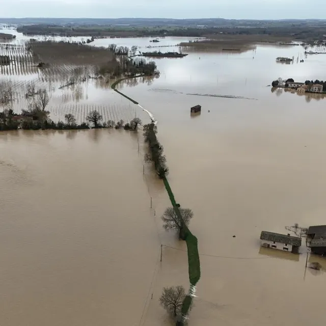 photo la garonne s’est largement étendue en dehors de son lit, à tonneins, dans le lot-et-garonne, vendredi 13 février 2026.  ©  christophe archambault / afp