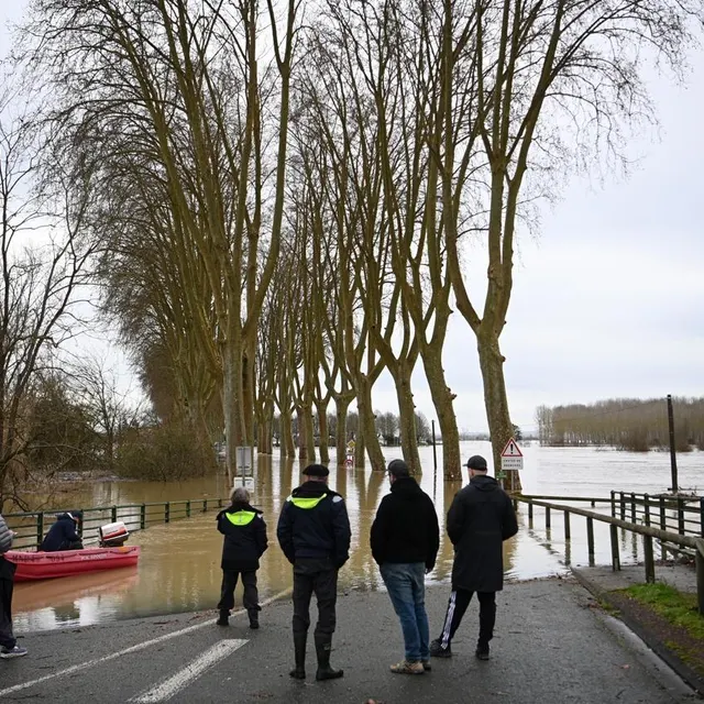 photo de nombreuses routes et ponts ont été coupés par le débordement de la garonne, comme ici à tonneins, vendredi 13 février 2026.  ©  christophe archambault / afp