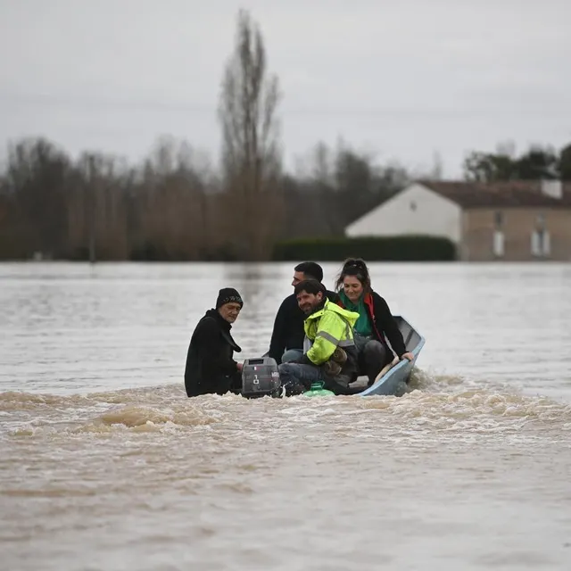 photo des habitants de tonneins sont évacués par bateau, vendredi 13 février 2026.  ©  christophe archambault / afp