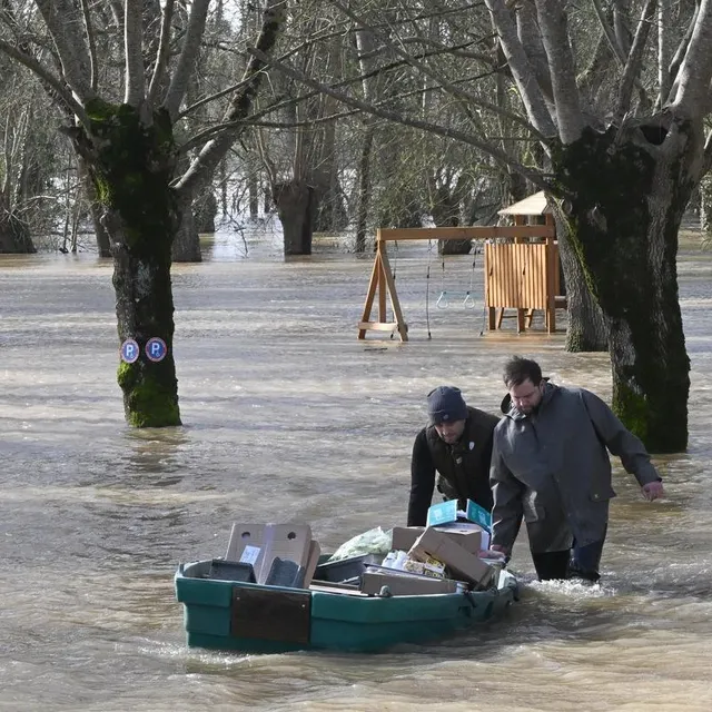 photo à la guinguette de l’aubraie à lavaud en vendée, on vide les congélateurs et réfrigérateurs.  ©  jérôme fouquet/ouest-france