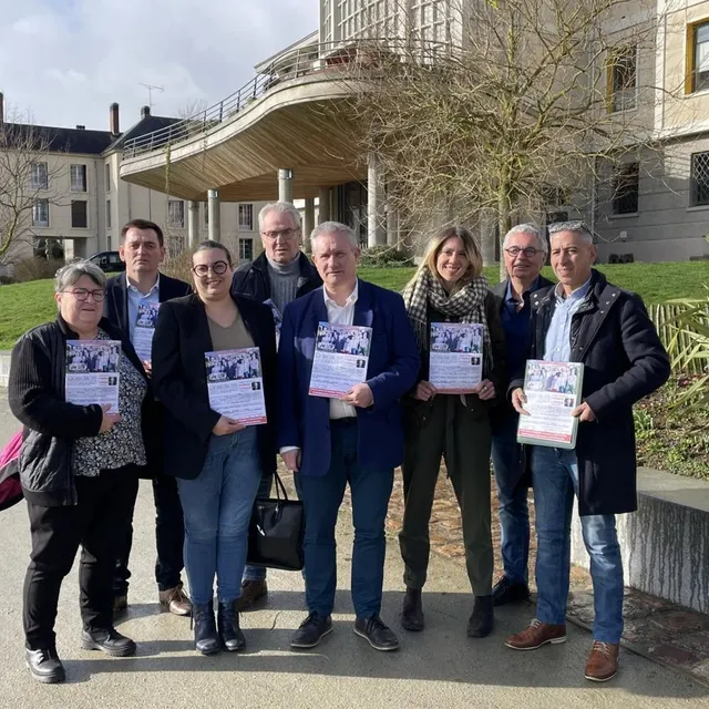 photo une partie de la liste argentan, unis pour demain. de gauche à droite : pascale lambert, hervé lasne, sarah roquigny, jacques vimont, frédéric leveillé (tête de liste), anne-charlotte thierry, christian charles et abdel taïbi.  ©  ouest-france