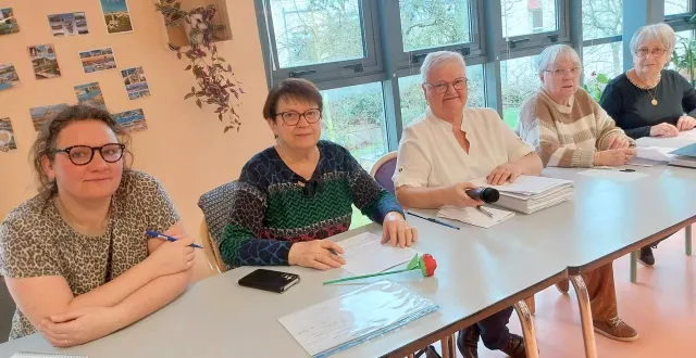 photo  durant l’assemblée générale, lucie david animatrice, chantal leudière secrétaire, chantal dauphin présidente, joëlle barougier trésorière et annick reboux trésorière adjointe.  &copy;  ouest-france 