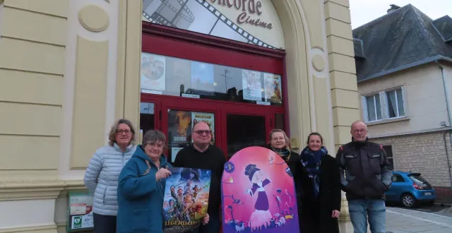 photo  une partie des bénévoles du cinéma le concorde avec jérôme levrat, projectionniste.  &copy;  ouest-france 