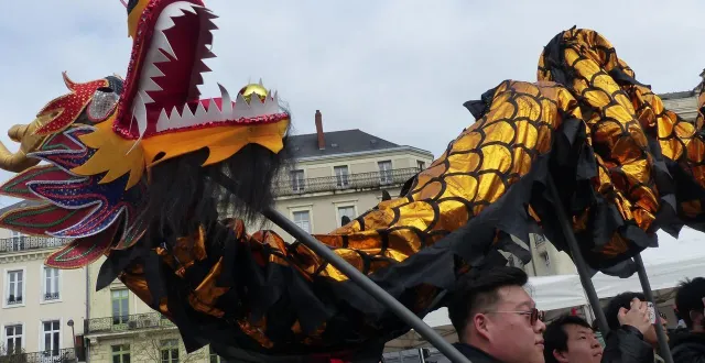 photo  la foule a accompagné le cortège du dragon et des percussionnistes de la place imbach jusqu’à la place du ralliement en passant par la rue saint-aubin  &copy;  ouest-france. 