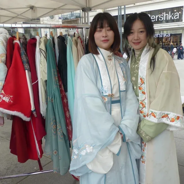 photo deux étudiantes chinoises encourageaient à essayer les costumes traditionnels.  ©  ouest-france