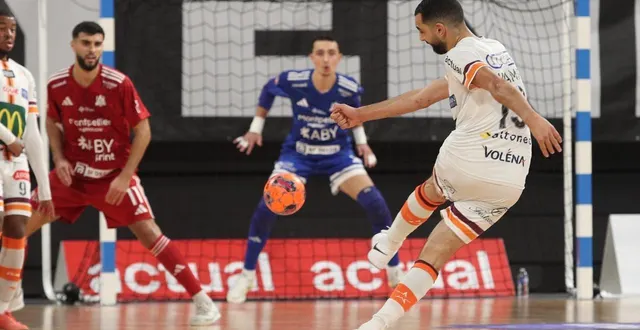photo  abdessamad mohammed et les lavallois se qualifient pour les 8es de finale de coupe nationale aux dépens du sporting club de paris.  &copy;  archives jean-francois quinebêche 