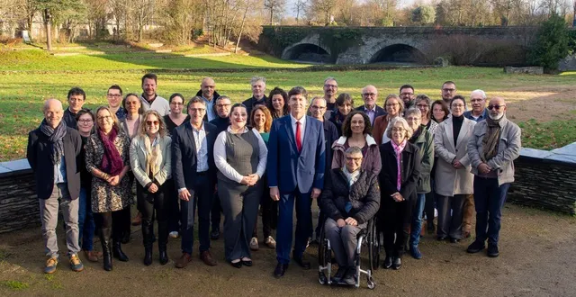 photo  avec jean-paul pavillon, maire sortant, les 33 candidats de la liste se veulent ancrés dans tous les quartiers des ponts-de-cé.  &copy;  photo transmise par jean-paul pavillon 