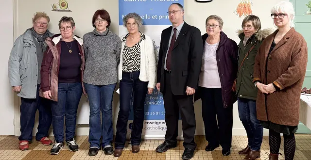 photo  christine maillard (4e a droite) a fêté son départ en retraite de l’école sainte-thérèse, à putanges-le-lac.  &copy;  ouest-france 