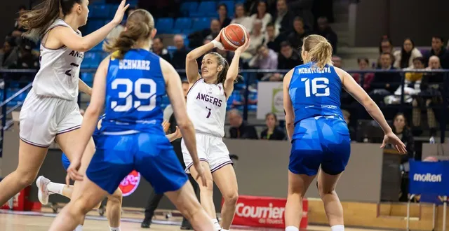 photo  laura mendez, ici balle en main, et l’ufab s’inclinent d’un rien à toulouse.  &copy;  photo co - regine lemarchand 