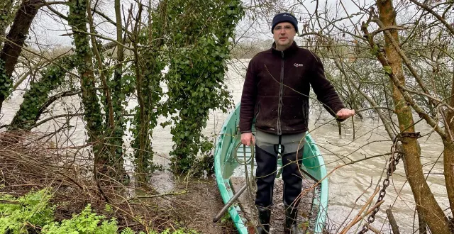 photo  saint-florent-le-vieil, 15 février 2026. franck richard, habitant l’île batailleuse, prépare sa barque pour se déplacer en raison de la vigilance « crues » en cours.  &copy;  co - lucas rojouan 