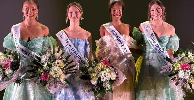 photo  yassmine diop (deuxième à droite), avec les autres lauréates du concours.  &copy;  comité miss poitou-charentes 