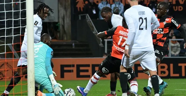 photo  jean-victor makengo profite du dégagement manqué de koyalipou dans ekomié pour doubler la mise.  &copy;  afp 