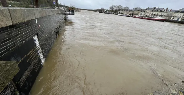 photo  angers, pont de verdun, le 15 février 2026. à angers, la loire est montée ce dimanche en fin de journée à 5,30 m. elle reste bien en dessous du record de 1995 (6,66 mètres).  &copy;  co 