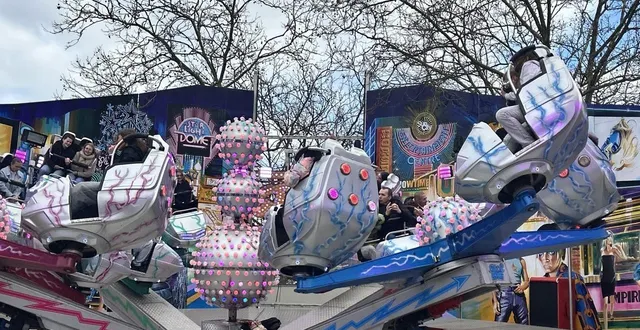 photo  le crazy dance, l’un des deux manèges à sensation avec le new jump.  &copy;  le maine libre 