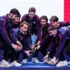 photo  trophée européen en mains, alex lanier s’apprête ici à le soulever en compagnie de toute l’équipe de france masculine. 
