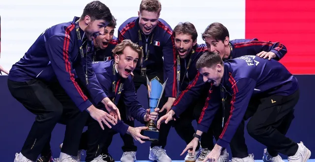 photo  trophée européen en mains, alex lanier s’apprête ici à le soulever en compagnie de toute l’équipe de france masculine.  &copy;  yohan nonotte/badmintonphoto 