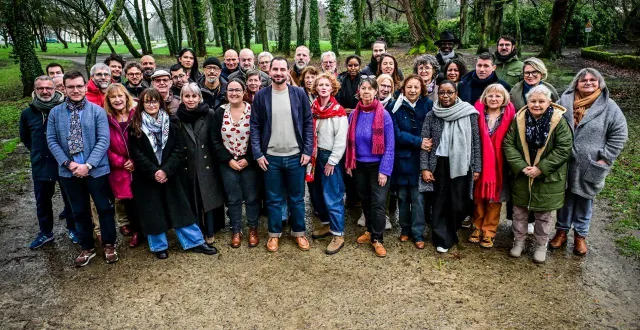 photo  entouré d’elen debost et d’elise leboucher, maël brillant a présenté ses colistiers ce dimanche 15 février 2026.  &copy;  photo le maine libre yvon loue 