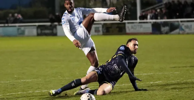 photo  samedi 14 février 2026, contre dinan léhon, les différentes tentatives de warren tchimbembé et des chauraisiens n’ont pas fait mouche (0-1).  &copy;  co - benoit felace 