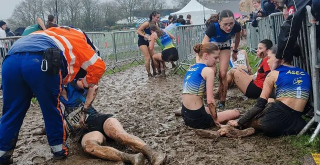 photo  coureurs et coureuses ont terminé leur course essorés par les conditions météorologiques.  &copy;  baptiste mura 