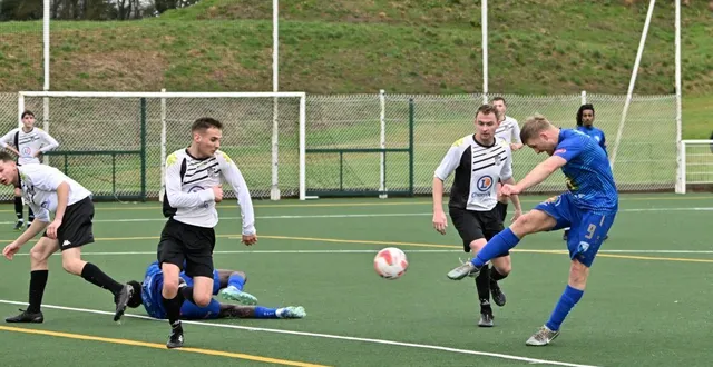 photo  valentin bourgault (en bleu) ouvre le score sur cette frappe.  &copy;  ouest-france 