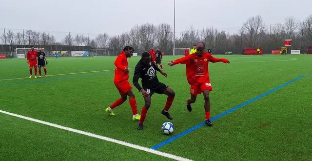photo  auteur de cinq buts en seconde période, le villaret (en rouge) n’a rien concédé à son adversaire.  &copy;  le maine libre 