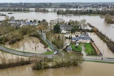 photo  dans le hameau des aireaux, à denée, les routes sont presque toutes inondées.  &copy;  vincent michel / ouest-france 