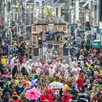 photo  malgré les caprices de la météo, des dizaines de milliers de personnes étaient massées dans les rues de granville pour saluer les 47 chars de la grande cavalcade. 