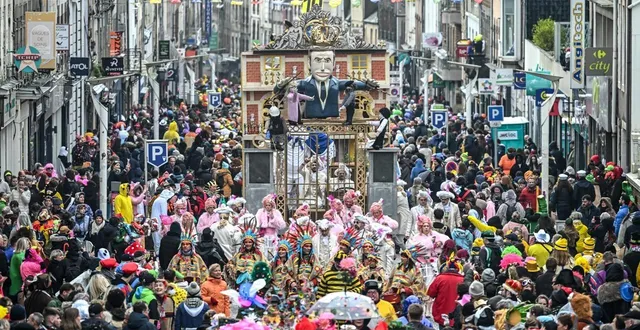 photo  malgré les caprices de la météo, des dizaines de milliers de personnes étaient massées dans les rues de granville pour saluer les 47 chars de la grande cavalcade.  &copy;  martin roche / ouest-france 