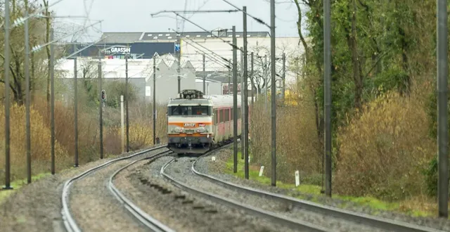 photo  un train est tombé en panne peu entre le mans et laval, un autre entre le mans et alençon.  &copy;  photo le maine libre 