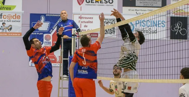 photo  l’entente asca le mans (en rouge et bleu) a battu fleury-les-aubrais, dimanche 15 février 2026.  &copy;  le maine libre 