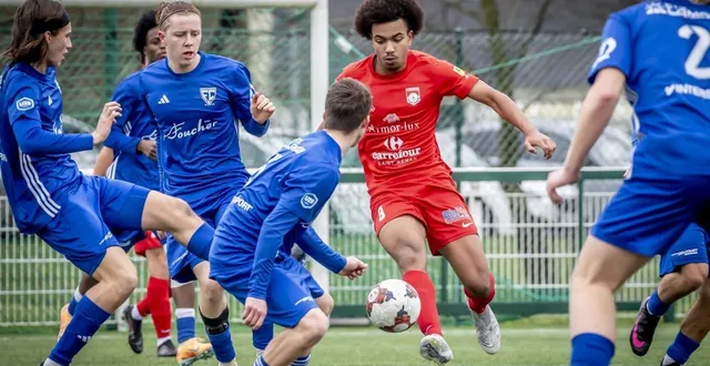photo  les u19 de saint-lô tentent d’arrêter le renanais maxime ducand.  &copy;  franck seurot 