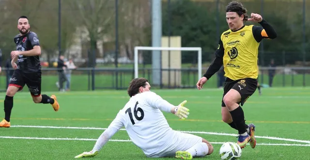 photo  alexis derennes efface ici le gardien kevyn lembourg pour le 2-0. après deux doublés consécutifs en championnat, il enchaîne avec sur un triplé en coupe de bretagne.  &copy;  pascal granger 