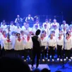 photo la chorale chant’anjou et son chef de chœur, kevin guérif.