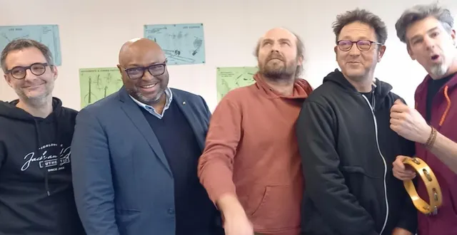 photo  de gauche à droite : régis prud’homme, professeur de musique au collège, lamine naham, maire, mickaël herguais, à la guitare et au chant, jean legendre, à la basse, et erwan frazier, au violon, à la mandoline et aux percussions (groupe lucien gustave trio).  &copy;  ouest-france 