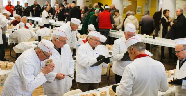 photo  sous le regard attentif des visiteurs, trente membres du jury ont évalué avec minutie les 166 pots en compétition, lors d’un concours toujours très suivi.  &copy;  le maine libre 