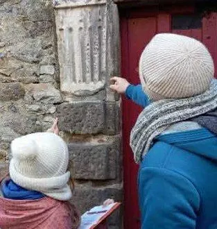 photo  le premier petit visiteur devant le portail de l’église.  &copy;  ouest-france 