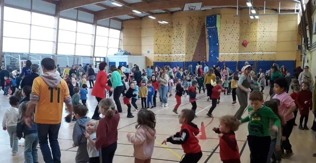 photo  vendredi dernier, des classes des maternelles de cinq villages se sont donné rendez-vous au gymnase pour une matinée danse et expression corporelle.  &copy;  ouest-france 