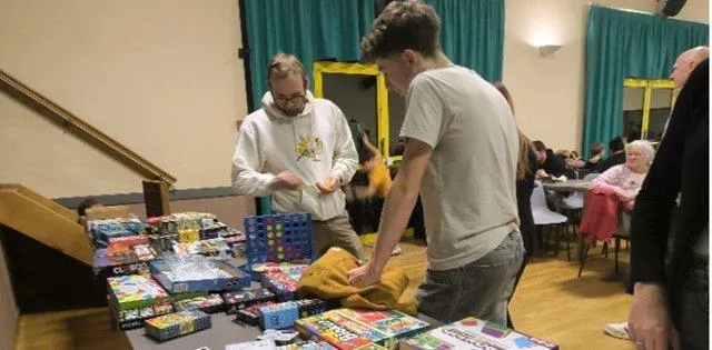 photo  depuis quatre ans, le centre social du grand-lucé, en collaboration avec la directrice de la crèche et le service petit enfance, organise une soirée crêpes et jeux. elle s’est déroulée vendredi. « chaque année, on organise la soirée dans un village différent du réseau, cela permet d’aller à la rencontre de tout le monde », explique marianne dumans, l’organisatrice. cette soirée inaugure les jeux s’font la malle, une sorte de ludothèque revisité. « pour une adhésion de 3 € l’année, on peut emprunter trois jeux pendant trois semaines », ajoute-t-elle. pour le moment, il y a déjà plus de deux cents jeux à disposition.  &copy;  ouest-france 