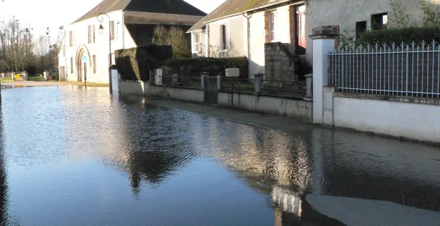 photo  les fortes précipitations ont obligé la municipalité à fermer à toute circulation la route de maresché, jusqu’à nouvel ordre. la d26, en direction de beaumont, est également partiellement inondée. lire aussi pages 5 et 8.  &copy;  ouest-france 