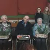 photo  le goûter offert aux plus de 70 ans de la commune s’est déroulé, mercredi, à la salle des fêtes. dès 14 h 30, 148 personnes ont été accueillies par le conseil municipal jeunes, nathalie lemarchand, adjointe et carole roger, maire. la compagnie d’yvias l’a animé avec son spectacle « les feux de l’été ». à l’entracte, les quatre doyens de l’assemblée ont été mis à l’honneur (photo) : solange bouchard et yvette breteau, toutes deux âgées de 92 ans ainsi que daniel mahuet et noël morin, âgés de 87 ans. 