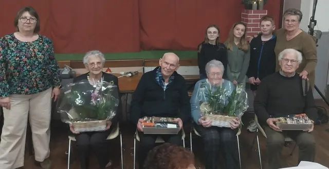 photo  le goûter offert aux plus de 70 ans de la commune s’est déroulé, mercredi, à la salle des fêtes. dès 14 h 30, 148 personnes ont été accueillies par le conseil municipal jeunes, nathalie lemarchand, adjointe et carole roger, maire. la compagnie d’yvias l’a animé avec son spectacle « les feux de l’été ». à l’entracte, les quatre doyens de l’assemblée ont été mis à l’honneur (photo) : solange bouchard et yvette breteau, toutes deux âgées de 92 ans ainsi que daniel mahuet et noël morin, âgés de 87 ans.  &copy;  ouest-france 