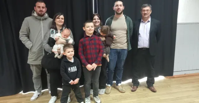 photo  les parents d’axel et de noa accueillis par les élus du village..  &copy;  mairie d’oisseau-le-petit 