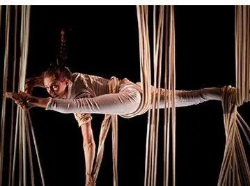 photo  une acrobate, la compagnie du trépied.  &copy;  document remis 