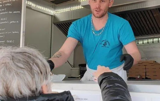 photo  nicolas pelletey prépare des galettes dans son food-truck.  &copy;  ouest-france 